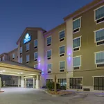 Days Inn & Suites By Wyndham San Antonio Near Frost Bank Center