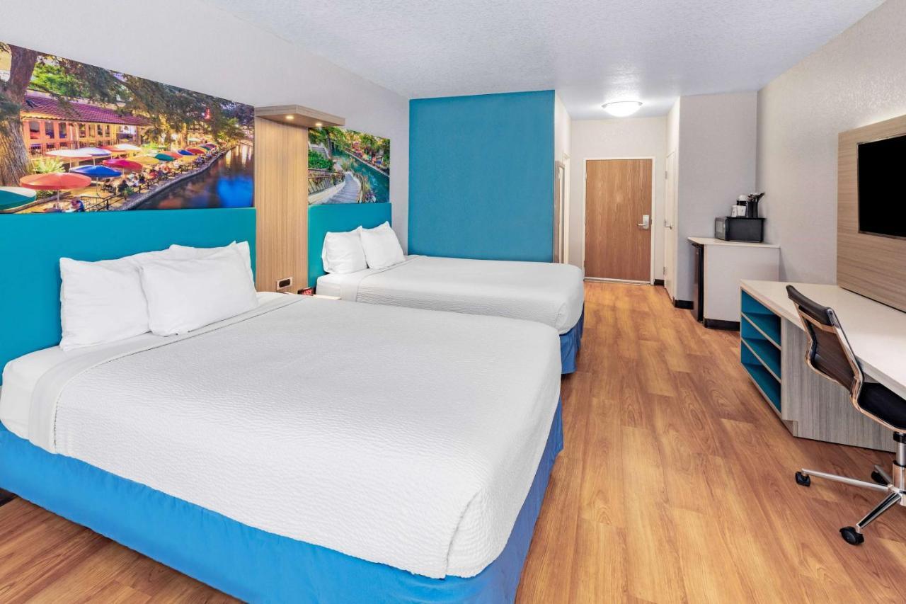 Hotel Days & By Wyndham Near Frost Bank Center 2*