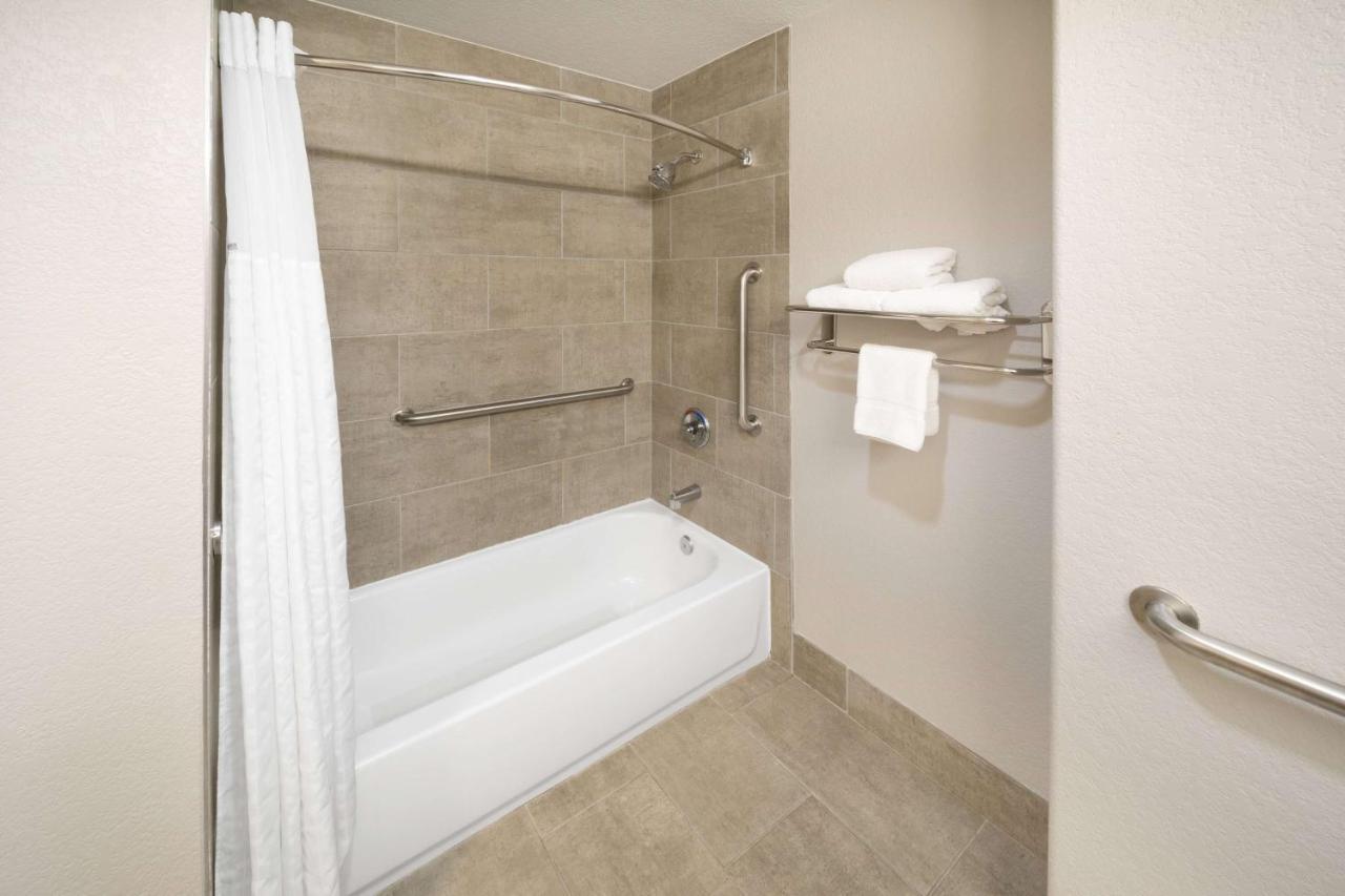 Days & By Wyndham Near Frost Bank Center 2* San Antonio