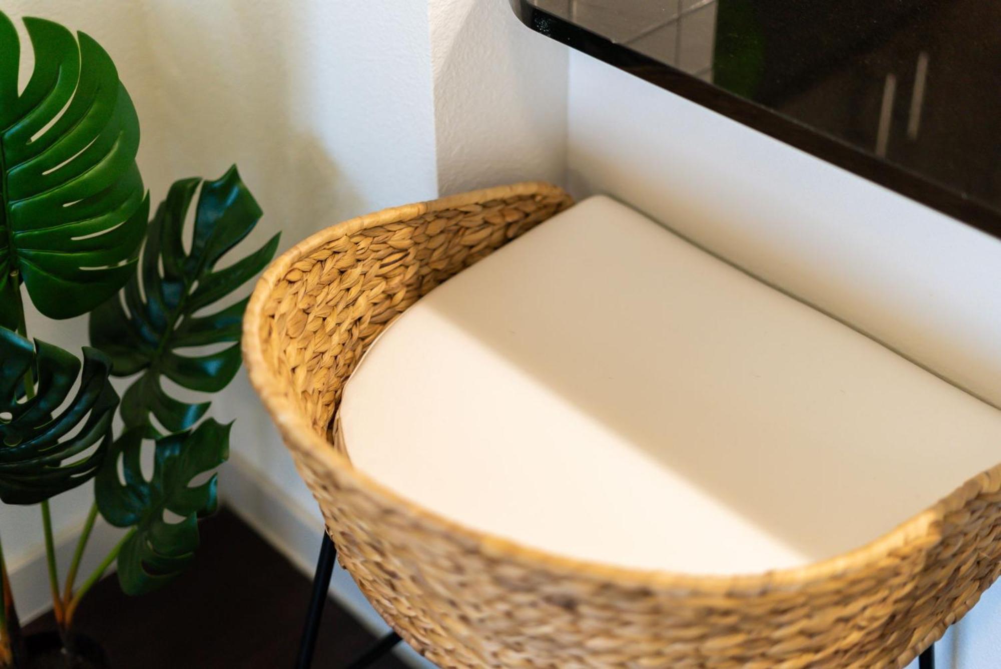 Alamo Chic King Bed Refreshing Office Desk W/ Pool Apartment *