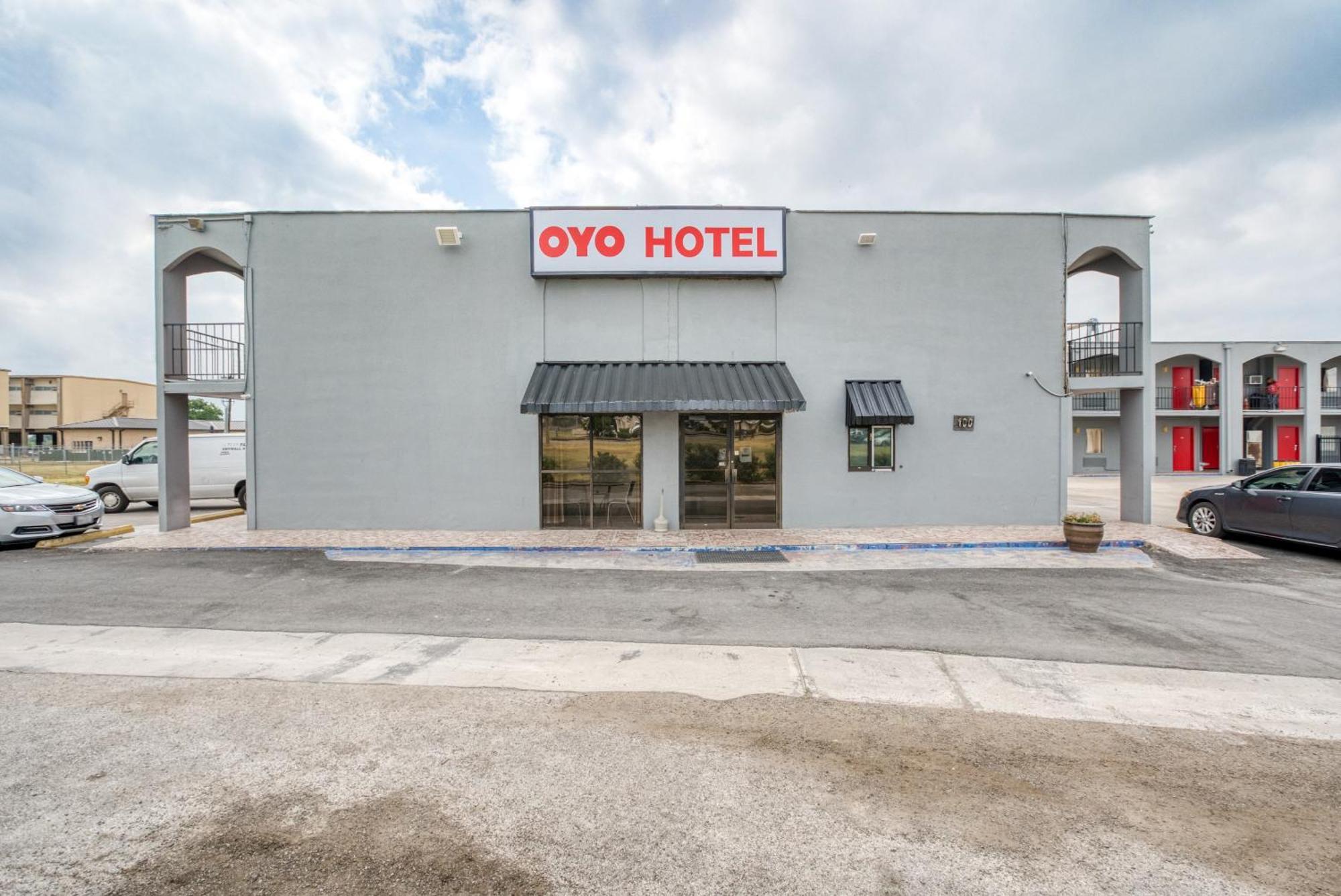 Oyo Lackland Air Force Base West Hotel