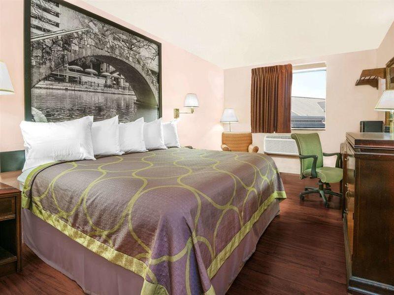 Super 8 By Wyndham San Antonio/i-35 North