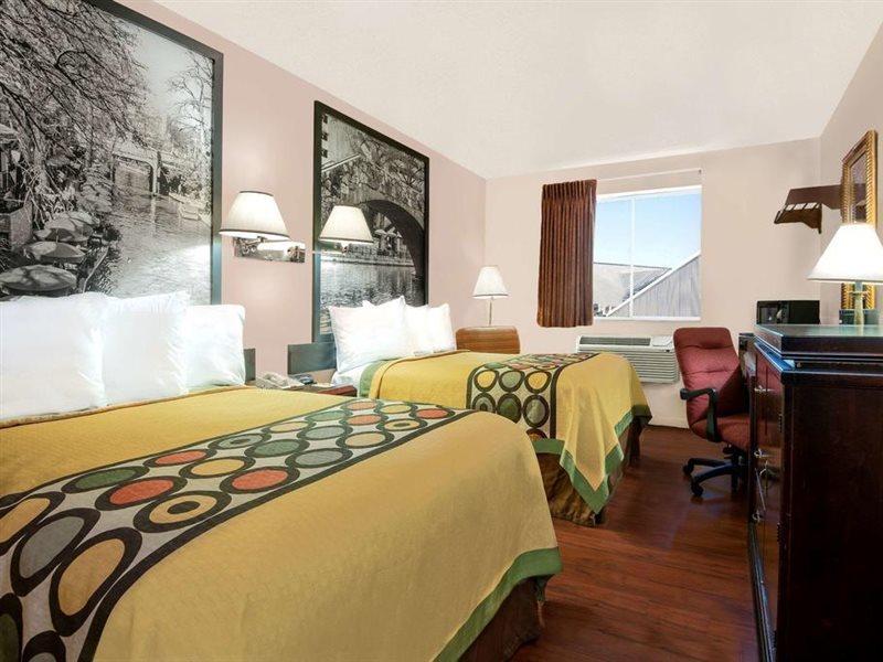 Hotel Super 8 By Wyndham San Antonio/i-35 North San Antonio