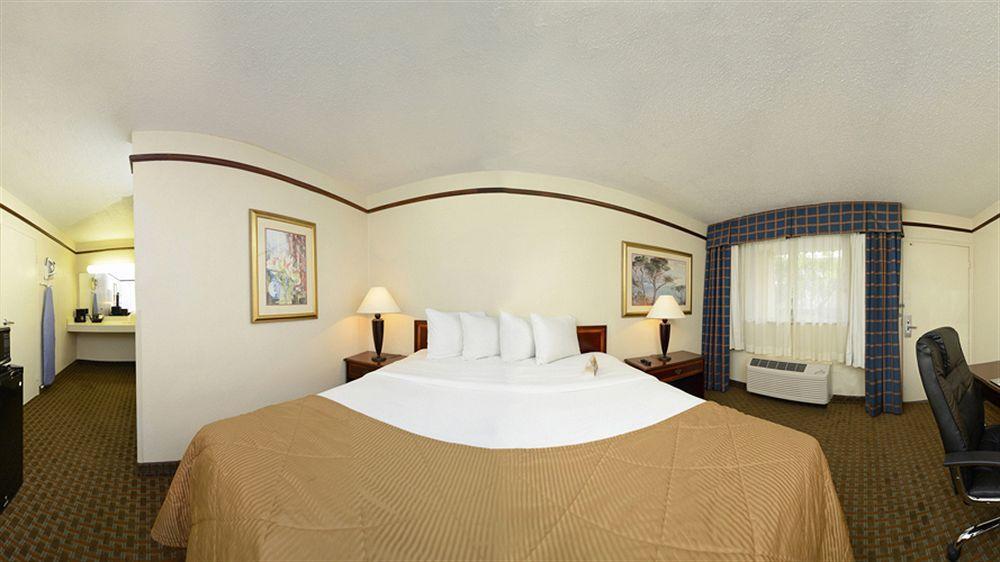 Budget - Fort Sam 3*