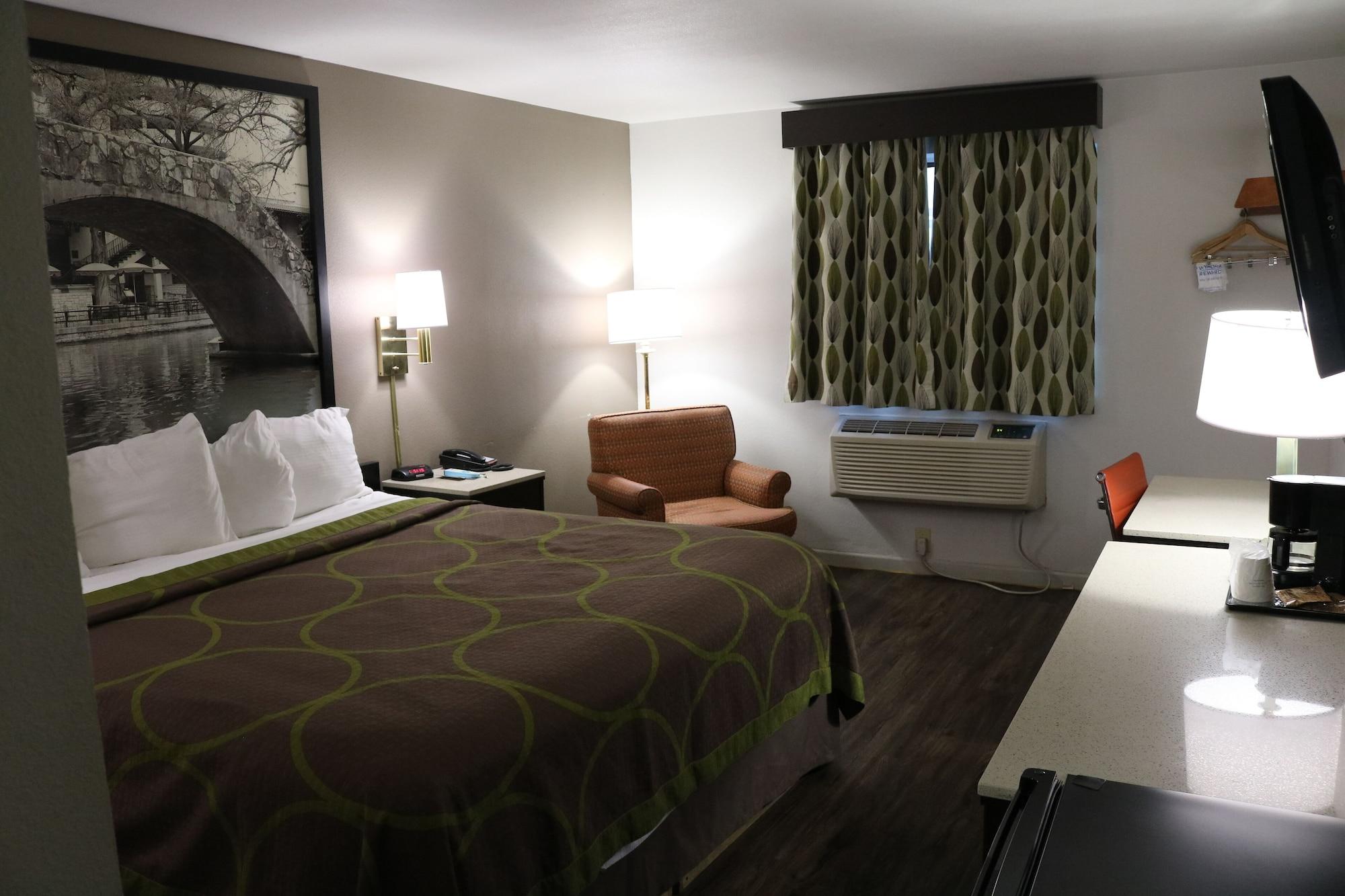 Hotel Super 8 By Wyndham San Antonio/i-35 North San Antonio