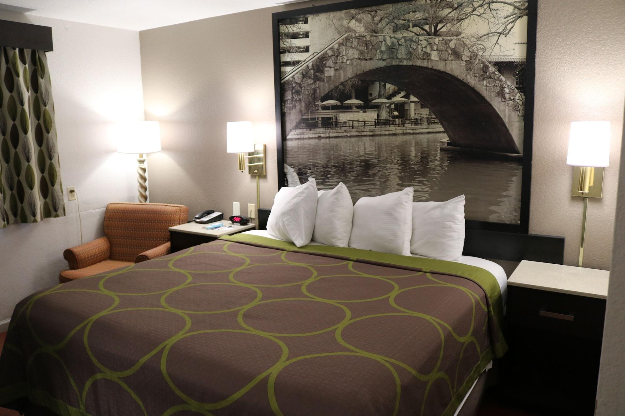 Super 8 By Wyndham San Antonio/i-35 North San Antonio