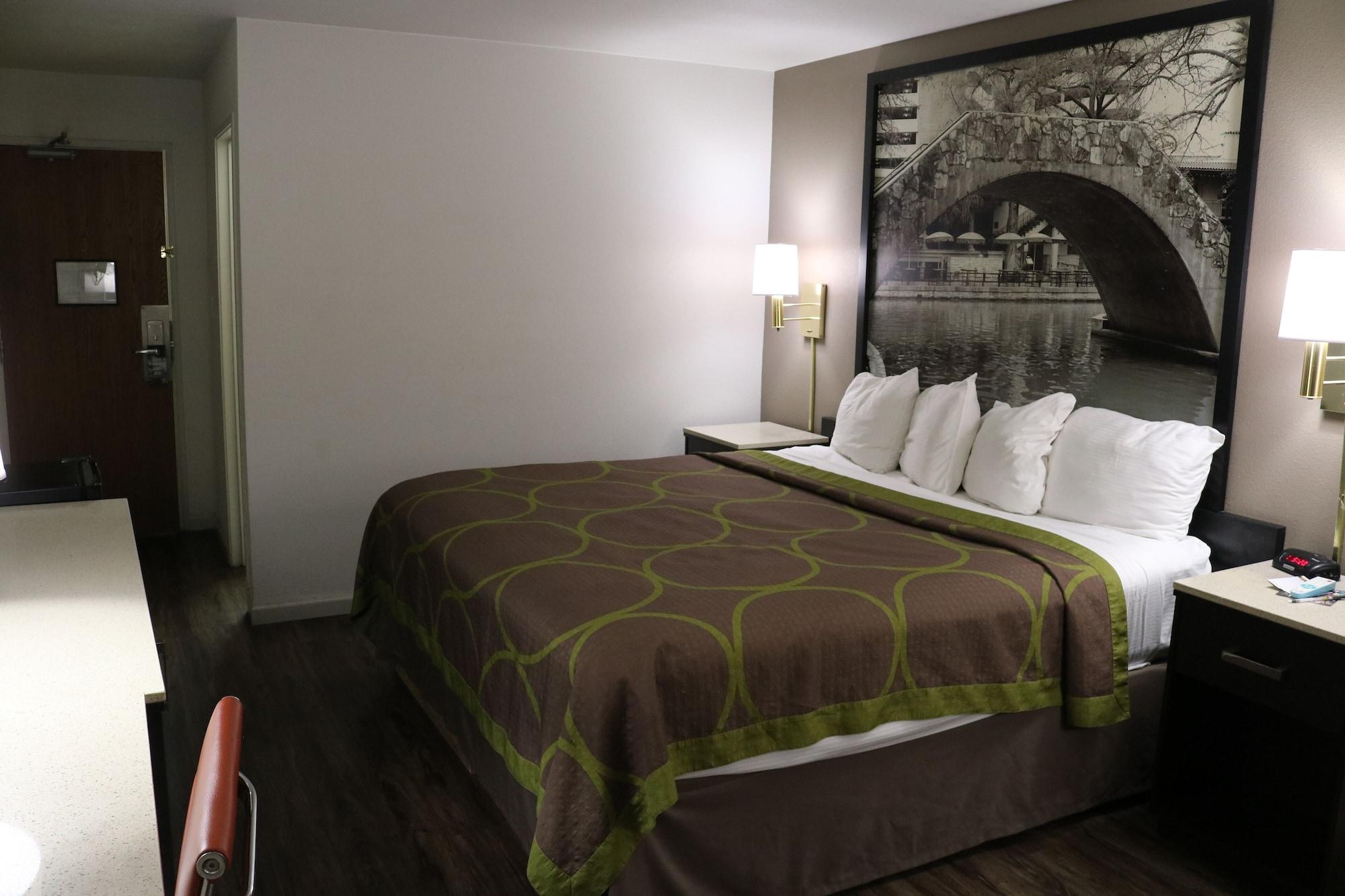 Super 8 By Wyndham San Antonio/i-35 North Hotel