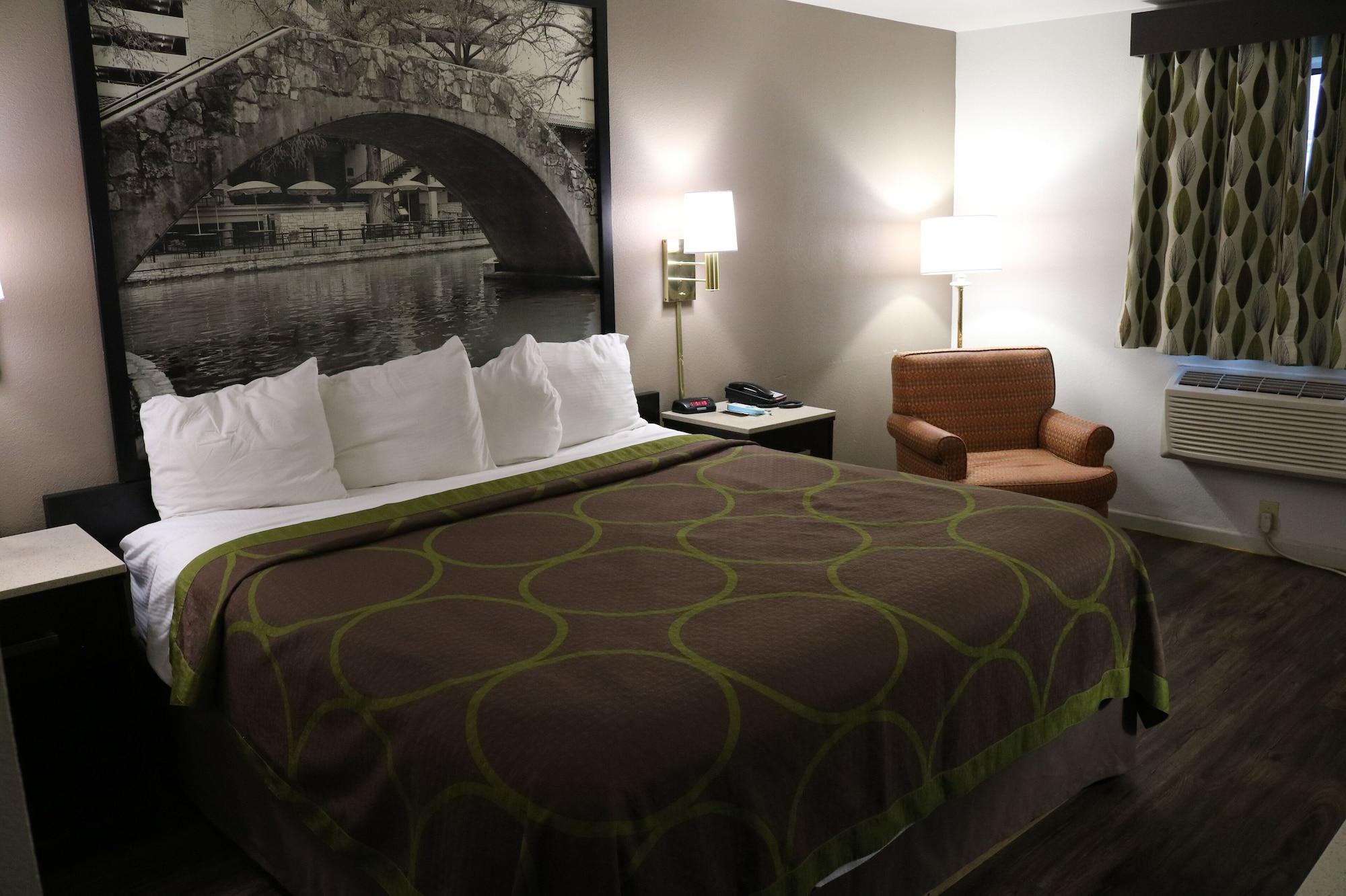 Super 8 By Wyndham San Antonio/i-35 North Hotel