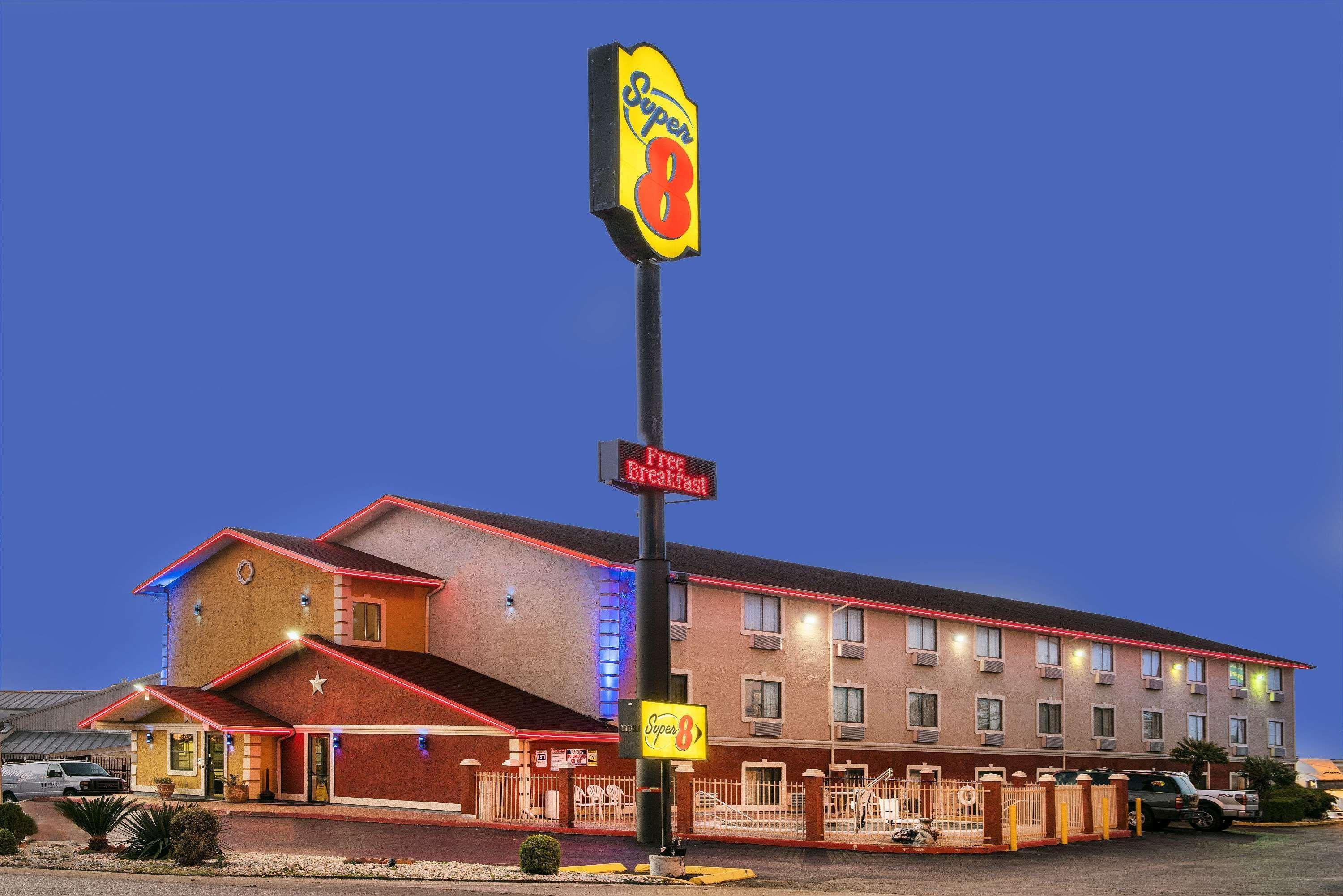 Super 8 By Wyndham San Antonio/i-35 North Hotel San Antonio