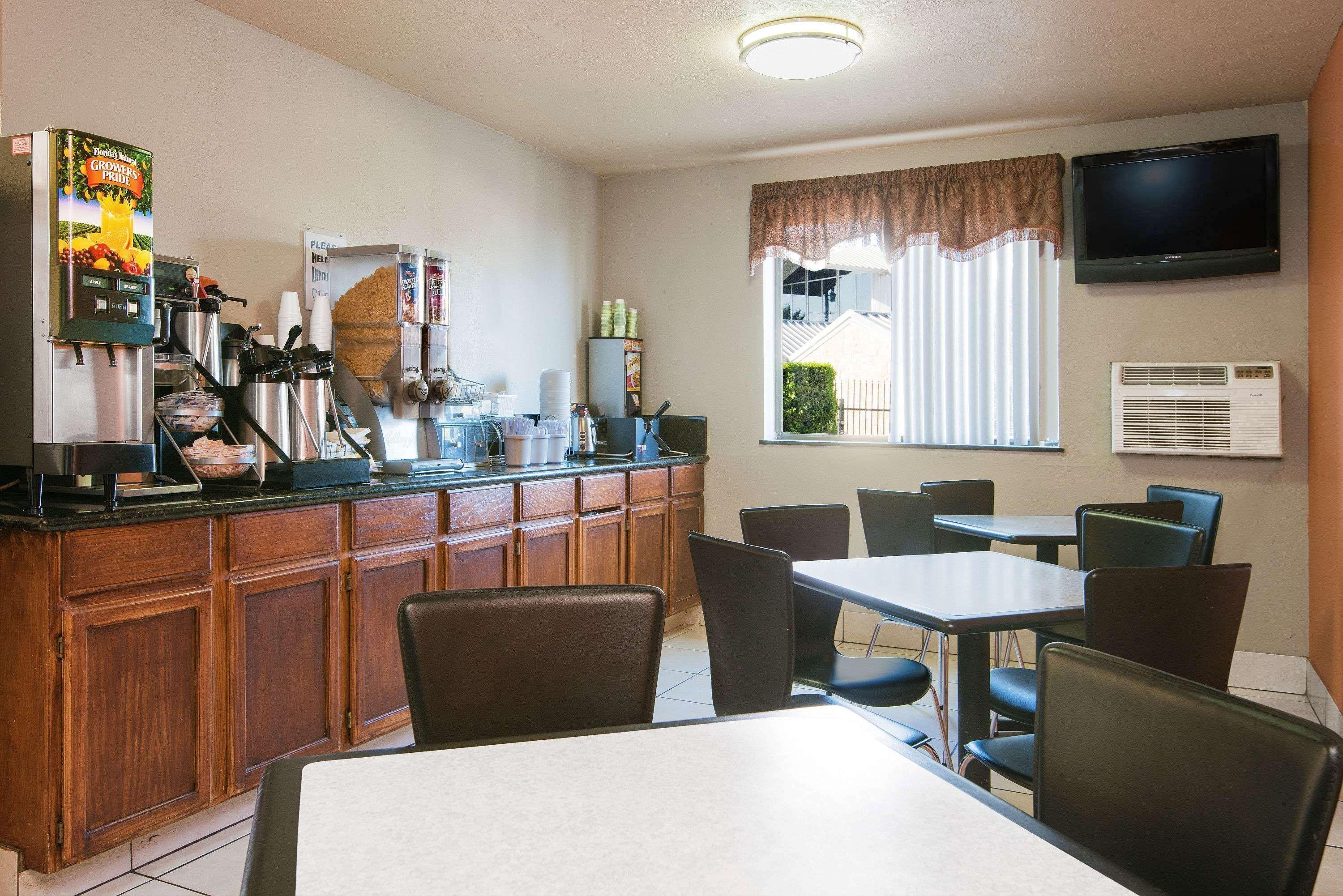 Super 8 By Wyndham San Antonio/i-35 North Hotel San Antonio