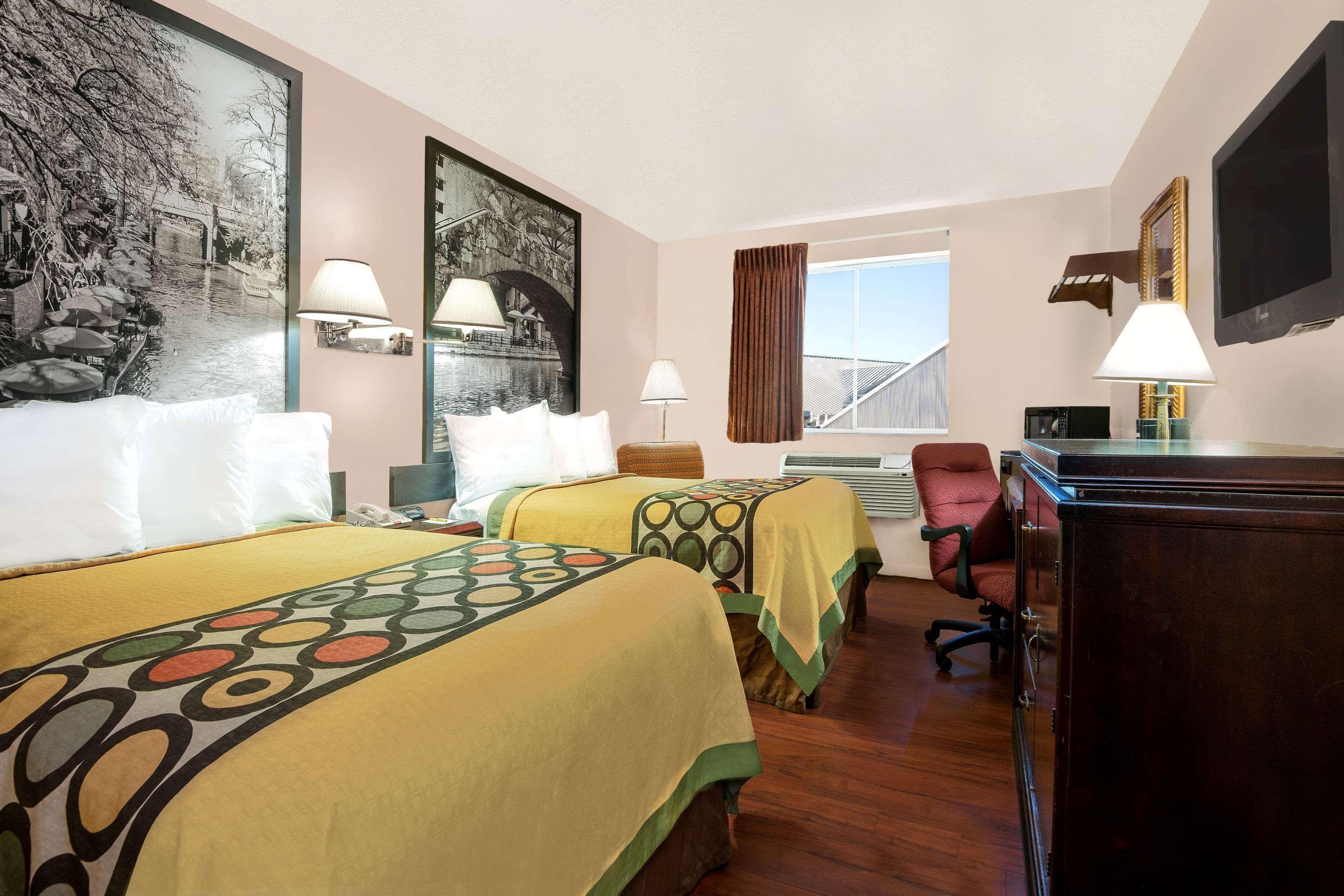 Super 8 By Wyndham San Antonio/i-35 North Hotel *