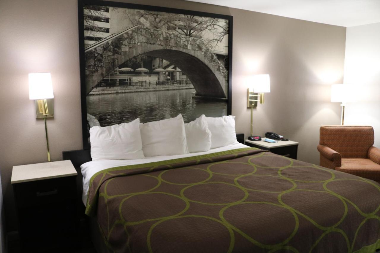 Super 8 By Wyndham San Antonio/i-35 North * San Antonio