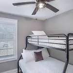 Lovely 3 Bedroom Home Only 9 Minutes From Downtown