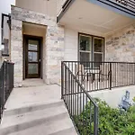 Fam Friendly 5 Bed Home Blocks To Pearl/Riverwalk!