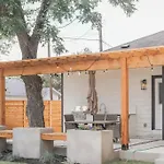 Lamar Villa-3 Bed 2.5 Bath With Outdoor Kitchen