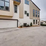 Fam Friendly 5 Bed Home Blocks To Pearl/Riverwalk!