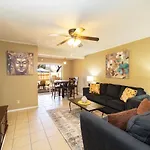 Style & Comfort Townhome Near Most Tourist Attractions