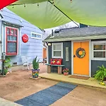 Bright Texas Cottage Near San Antonio Zoo!