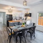 Charming 4Br2Ba Only 5 Mins Downtown Riverwalk