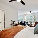 Attractive Cozy Studio Near Downtown Pool Gym