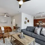 Attractive Cozy Studio Near Downtown Pool Gym