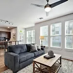 Attractive Cozy Studio Near Downtown Pool Gym