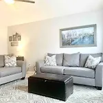 Modern Updates - Great Location - King Bed- Bmt