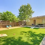 Modern San Antonio Home With Patio, Grill, Fire Pit!