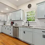 Downtown 5Bdrm With Pool & Huge Outdoor Space