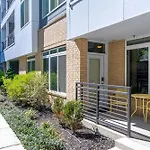 Beautiful Riverwalk Apt With Full Amenities, King Bed & Free Parking