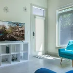 Beautiful Riverwalk Apt With Full Amenities, King Bed & Free Parking