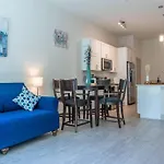Beautiful Riverwalk Apt With Full Amenities, King Bed & Free Parking