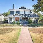 2 Bedroom Unit Near Downtown