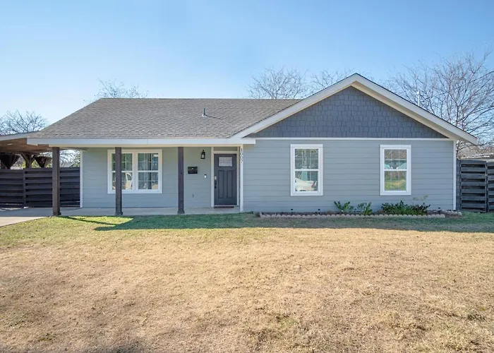 Lovely 3 Bedroom Home Only 9 Minutes From Downtown