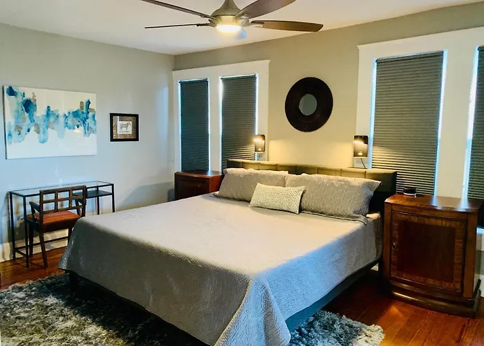 Pershing Place: Historic Home With Heated Spa/Pool By Zoo, Pearl, Golf, Witte