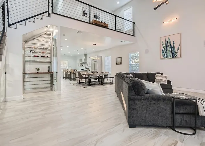 Luxury 5 Bdrm Home! Blocks To Dt/Riverwalk/Convention Center!