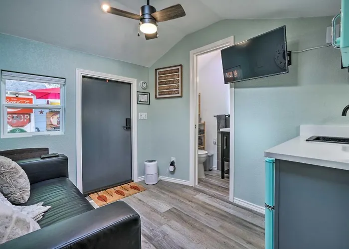 Bright Texas Cottage Near San Antonio Zoo!