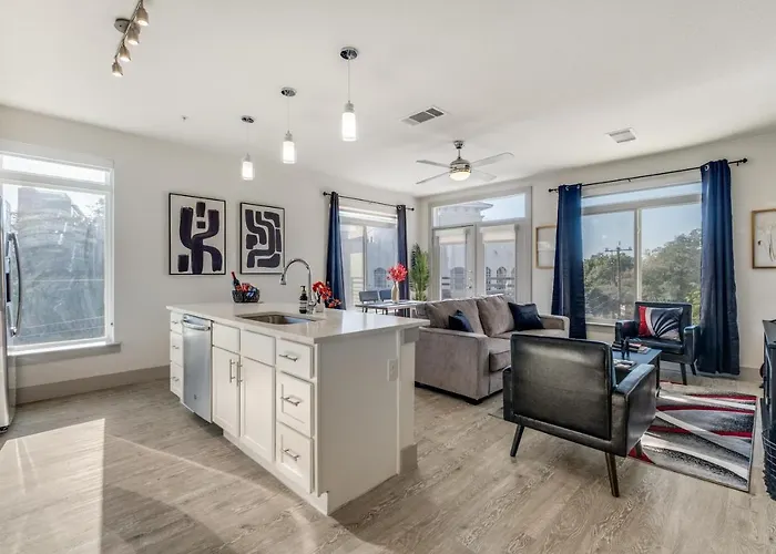 Radiant Condo On The Riverwalk 1325