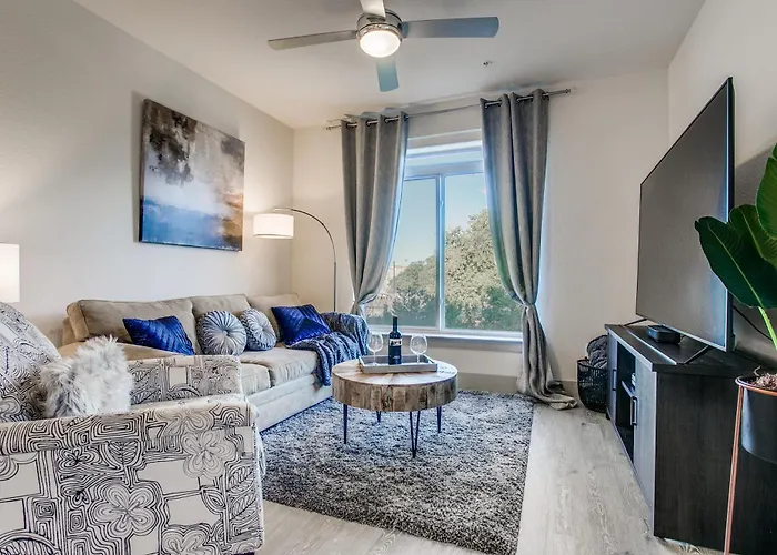 Luxury Condo Facing Riverwalk Free Parking Pet Friendly Centrally Located