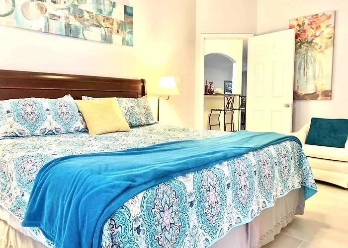 Modern Updates - Great Location - King Bed- Bmt
