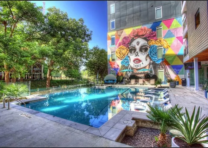 Beautiful Riverwalk Apt With Full Amenities, King Bed & Free Parking