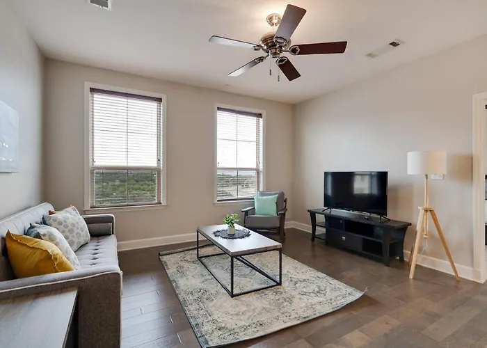 Newly Renovated 2-Bedroom Suite + Pool + Gym