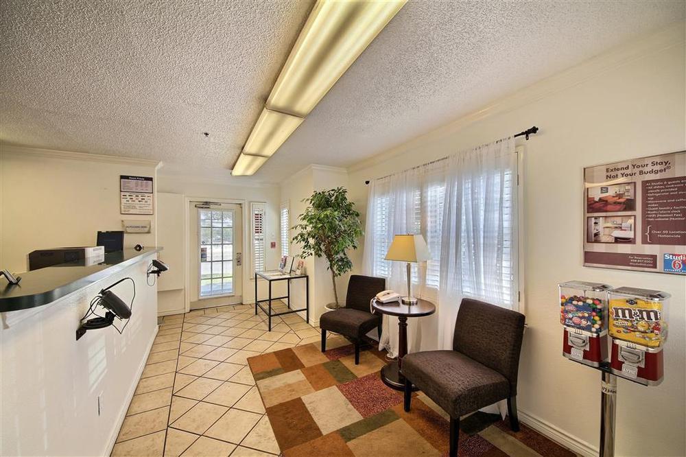 Hotel Studio 6-san Antonio, Tx - Six Flags 2*