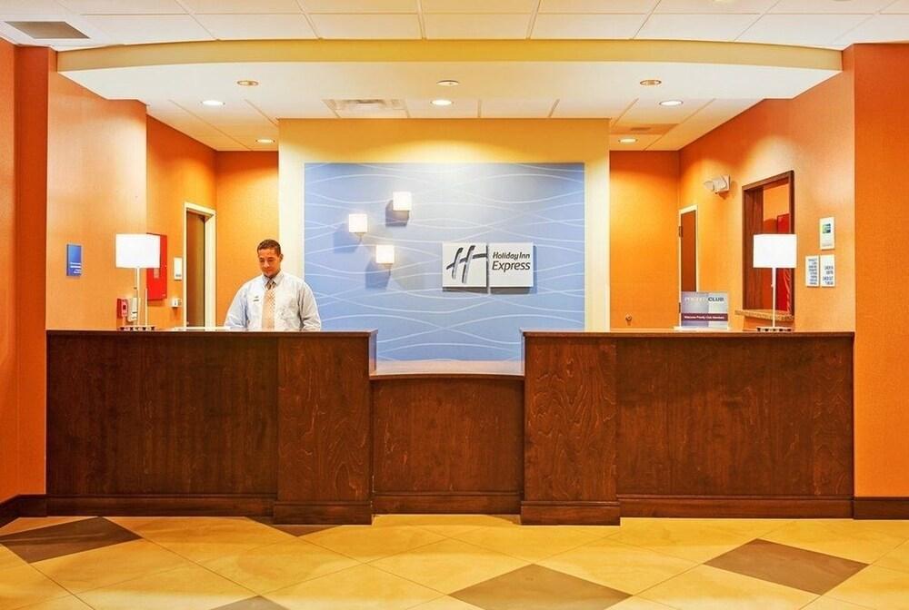 Hotel Express & Frost Bank Center By Ihg 2*