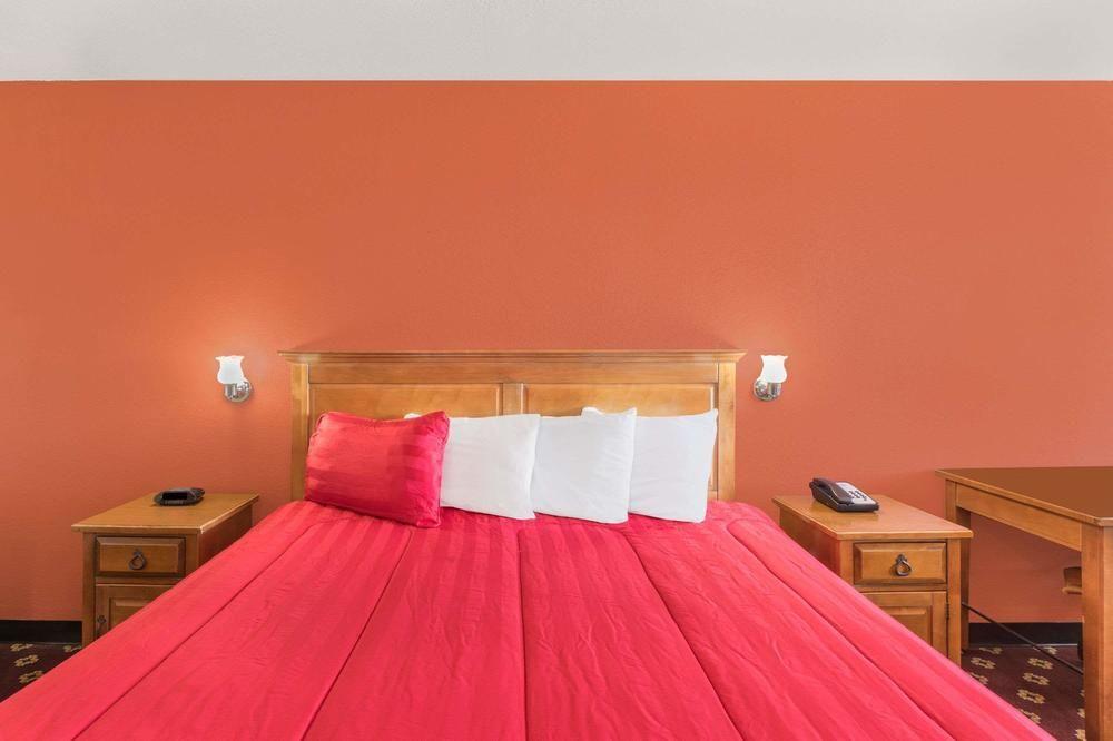 Econo & Downtown Hotel 2*