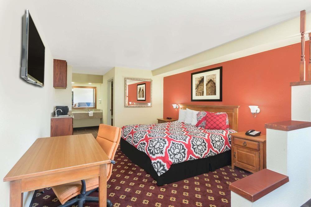 Econo & Downtown Hotel 2*