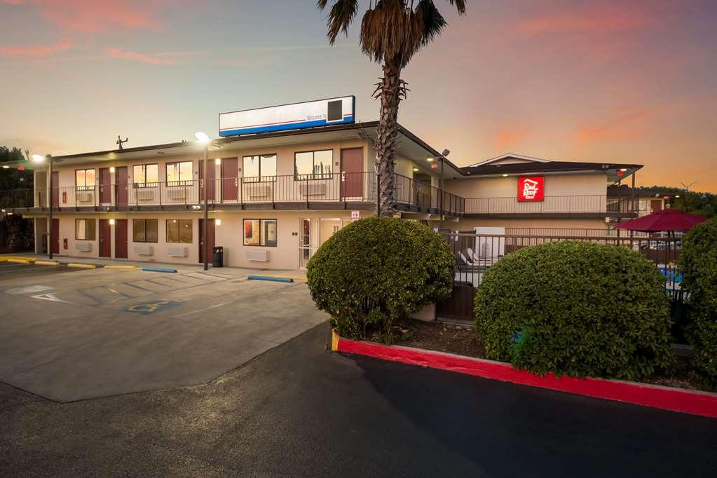 Red Roof E - Frost Bank Center Motel