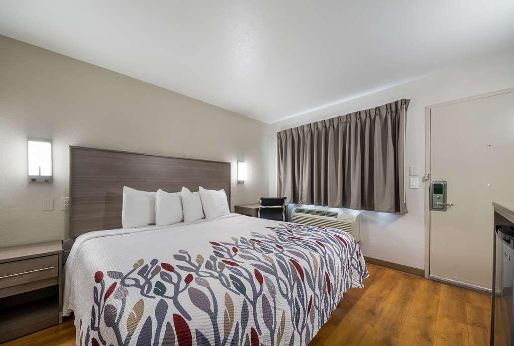 Red Roof E - Frost Bank Center Motel 2*