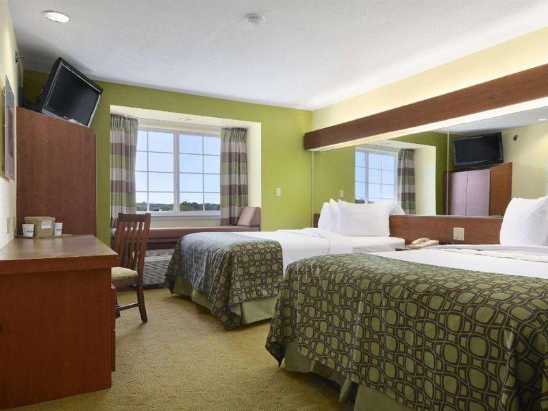 Super 8 By Wyndham Airport North Hotel