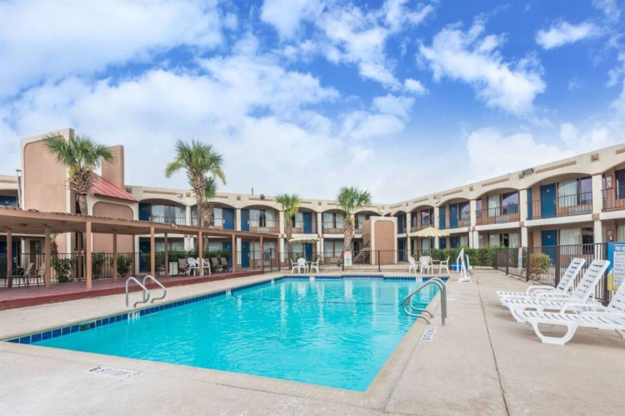 Days By Wyndham Splashtown/att Center 2* San Antonio
